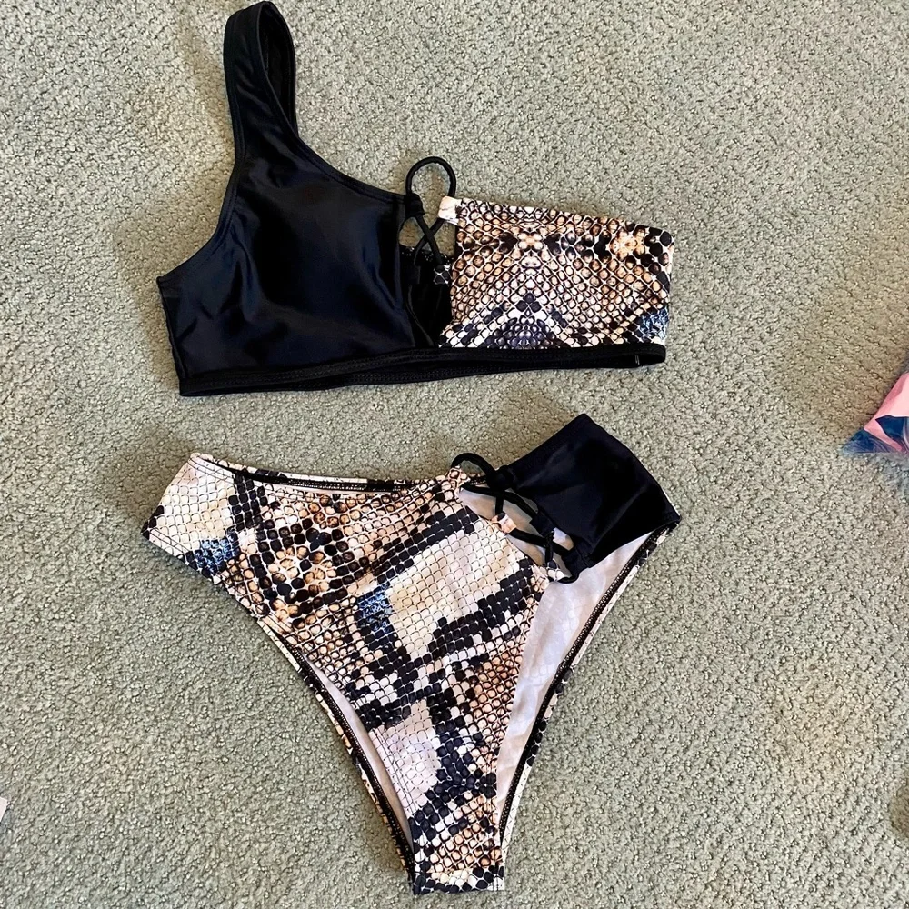 Snakeskin Cut-out One Shoulder Bikini Swimsuit - Brand new, never worn! 🖤🤍